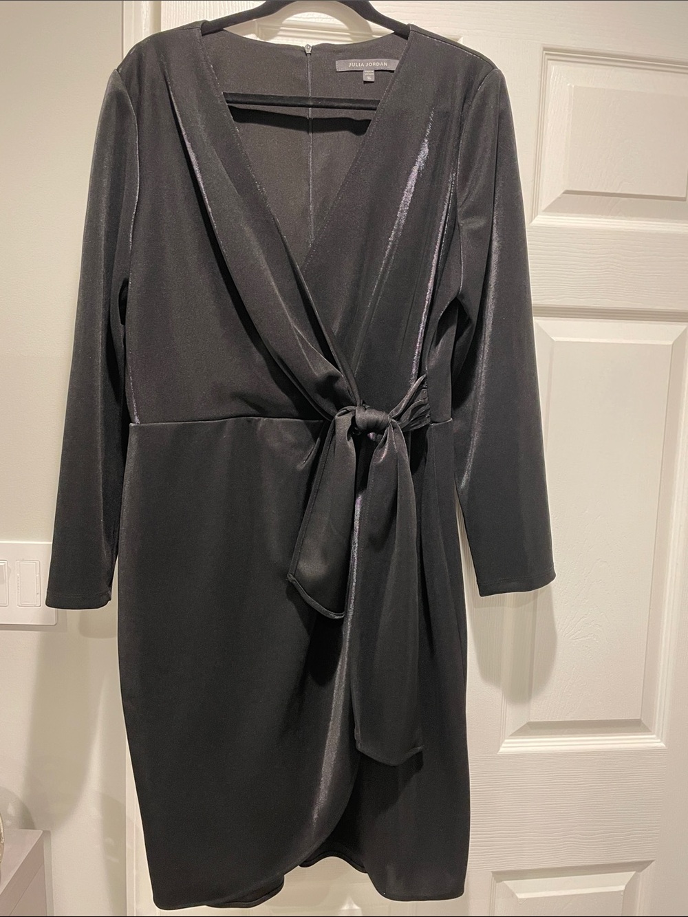 Julia Jordan Black V-Neck Sheath Dress